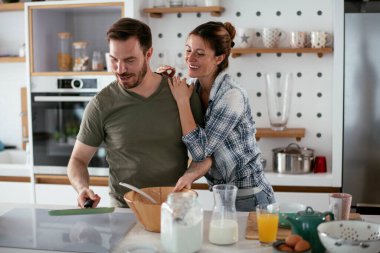 Genç çift evde krep yapıyor. Sevgili çift yemek yaparken eğleniyor..