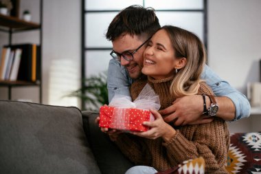 Erkek, kız arkadaşına hediyeyle sürpriz yapıyor..