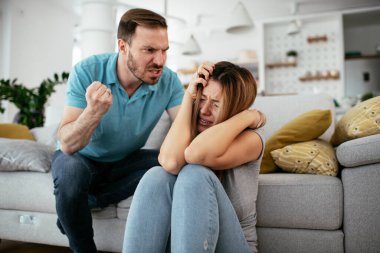 Aile içi şiddet. Koca karısını dövüyor ve bağırıyor..
