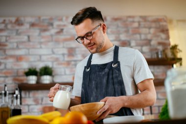 Mutfakta makarna hazırlayan yakışıklı adam. Lezzetli yemek pişiren adam..