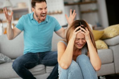 Aile içi şiddet, erkek kadına zarar verme