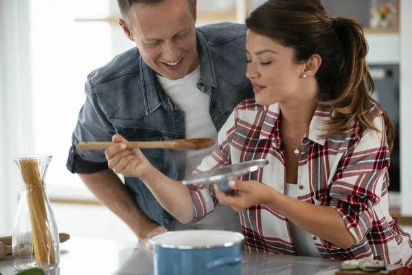 Pareja Joven Haciendo Deliciosa Comida Casa Pareja Cariñosa Disfrutando Cocina —  Fotos de Stock