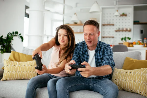 Marido Esposa Divierten Mientras Juegan Videojuegos Casa — Foto de Stock