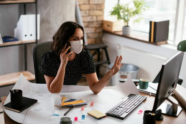 Wanita Yang Bekerja Kantor Mengenakan Topeng Pelindung — Stok Foto