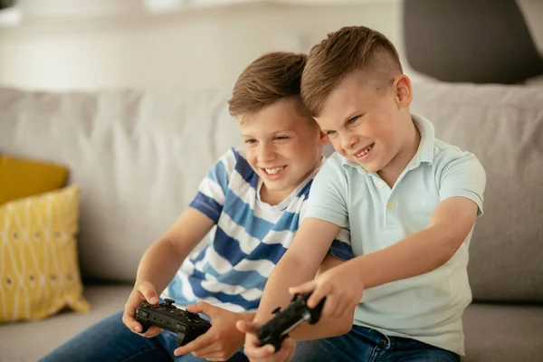 Gelukkige Broers Die Videospelletjes Spelen Jonge Broers Hebben Plezier Tijdens — Stockfoto