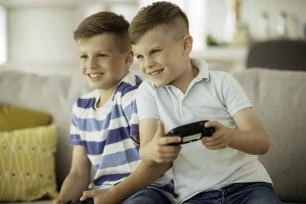 Gelukkige Broers Die Videospelletjes Spelen Jonge Broers Hebben Plezier Tijdens — Stockfoto