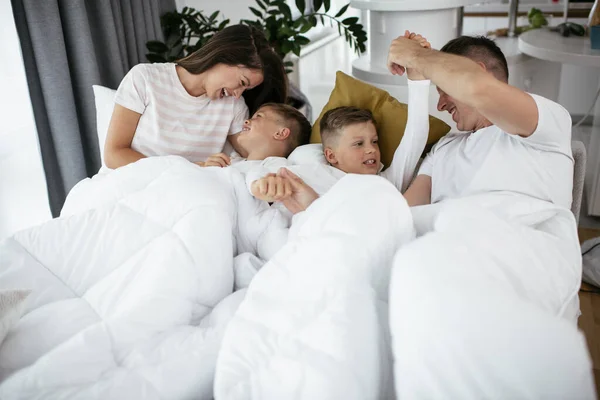 Familia Joven Disfrutando Cama Padres Felices Con Hijos Relajándose Cama — Foto de Stock