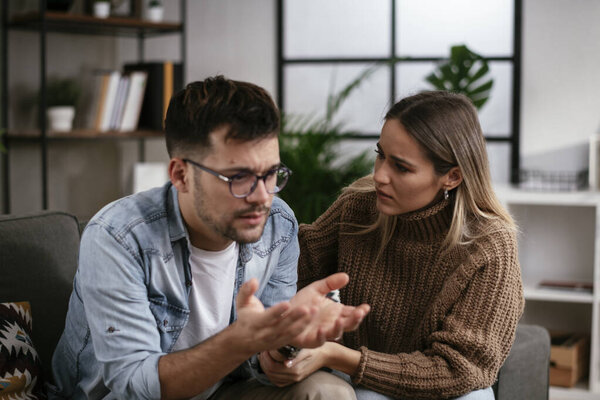 У молодого человека проблемы. Девушка утешает своего грустного парня.