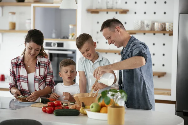 Familia Divirtiéndose Cocina — Foto de Stock