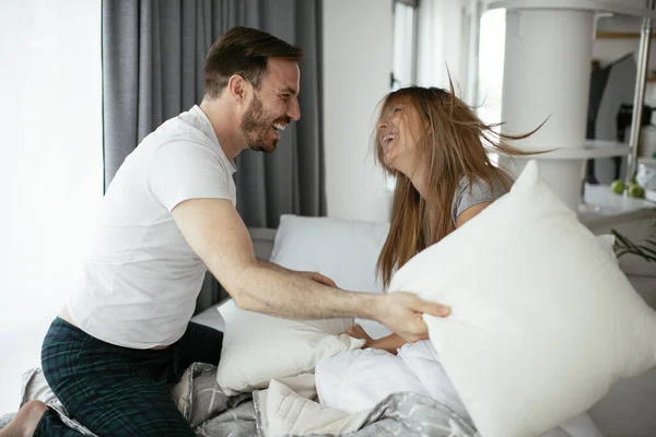 Pasangan Muda Melawan Bantal Tempat Tidur Pasangan Bahagia Bersenang Senang — Stok Foto