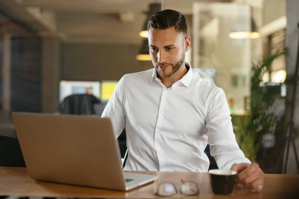 Ofiste çalışan bir iş adamı. Yönetici iş sunumu için hazırlanıyor.