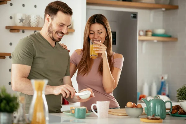 Casal Jovem Fazendo Sanduíches Casa Amante Casal Desfrutando Cozinha — Fotografia de Stock