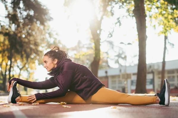 Mujer Joven Haciendo Ejercicio Aire Libre — Foto de Stock