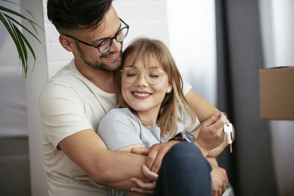 Close Marido Mulher Segurando Chave Seu Novo Apartamento — Fotografia de Stock