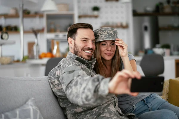Jovem Soldado Tirar Selfie Com Mulher Casa Amante Casal Sentado — Fotografia de Stock