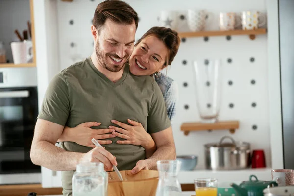 Pareja Joven Haciendo Panqueques Casa Pareja Amorosa Divirtiéndose Mientras Cocina —  Fotos de Stock