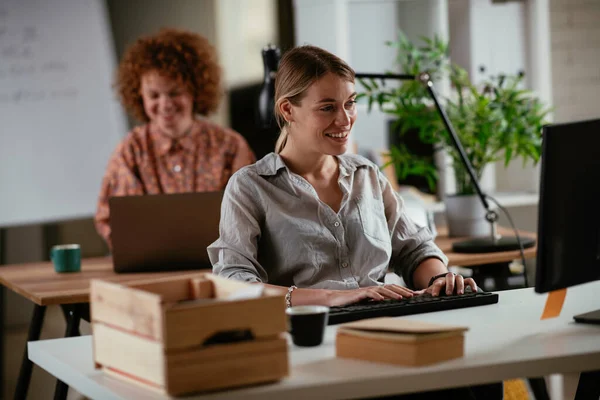 Jeune Femme Affaires Travaillant Sur Ordinateur Sur Son Lieu Travail — Photo