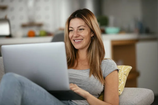 Young Woman Using Her Credit Card Laptop Home Beautiful Woman — Stock Photo, Image