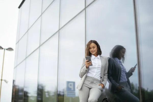 Επιτυχημένη Νεαρή Επιχειρηματίας Επιχειρηματίας Χρησιμοποιώντας Τηλέφωνο Ενώ Πόδια Εξωτερική Γυναίκα — Φωτογραφία Αρχείου