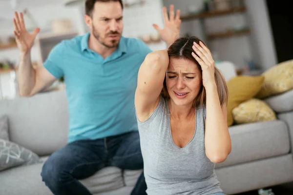 Geweld Familie Man Slaat Schreeuwt Tegen Zijn Vrouw — Stockfoto