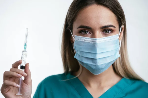 Dokter Wanita Cantik Dengan Topeng Medis Potret Perawat Dengan Jarum — Stok Foto