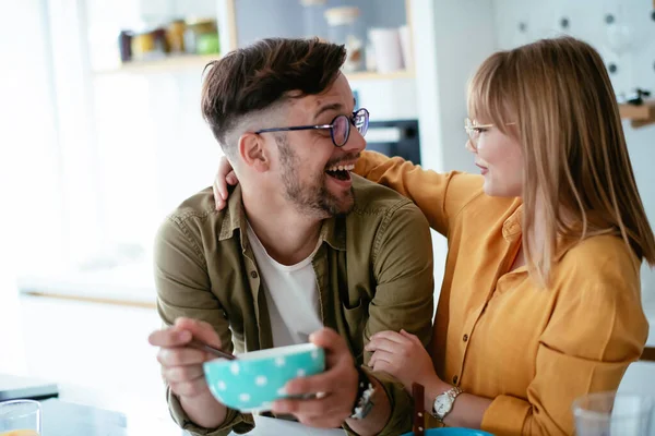 Pareja Joven Haciendo Desayuno Casa Pareja Cariñosa Comiendo Cereales Cocina —  Fotos de Stock