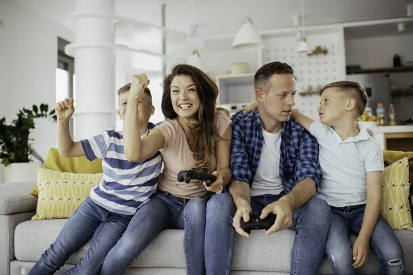 Pai Mãe Divertindo Enquanto Joga Jogos Vídeo Com Crianças Casa — Fotografia de Stock