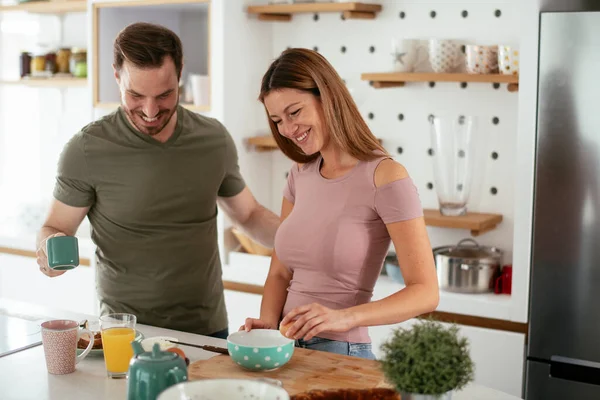 Feliz Pareja Desayunando Cocina —  Fotos de Stock