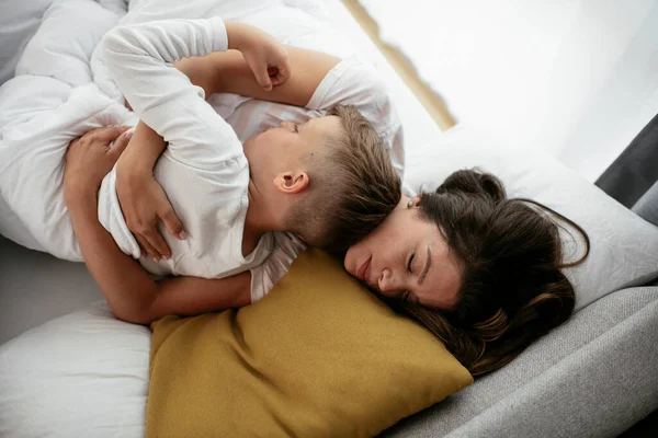 Mère Fils Dorment Dans Lit Femme Heureuse Avec Son Fils — Photo