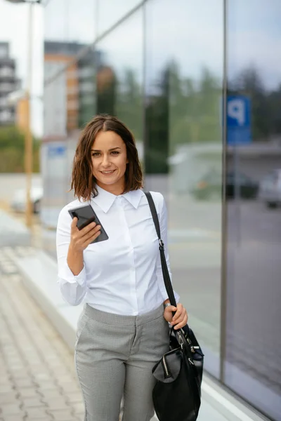 Úspěšná Mladá Podnikatelka Nebo Podnikatel Pomocí Telefonu Při Chůzi Venku — Stock fotografie