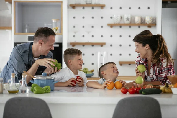 Γονείς Φτιάχνουν Πρωινό Γιους Νεανική Οικογένεια Προετοιμασία Νόστιμο Φαγητό Στην — Φωτογραφία Αρχείου