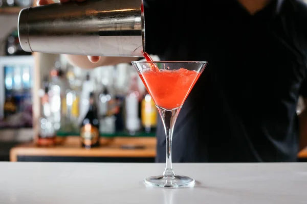 Bartender Menyiapkan Koktail Meja Bar Barman Tempat Kerja — Stok Foto