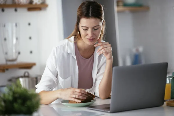 Beautiful Woman Eating Sandwich Kitchen Young Woman Enjoying Her Breakfast — Stock Photo, Image