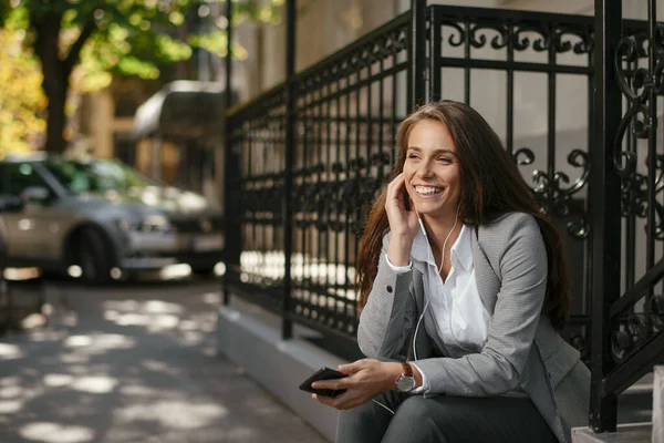 Retrato Jovem Empresária Rua Com Fones Ouvido Telefone — Fotografia de Stock