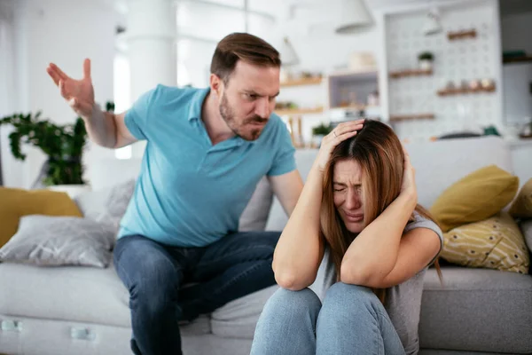 家庭暴力 丈夫对妻子又打又喊 — 图库照片