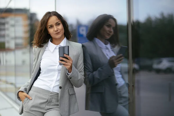 Jovem Empresária Empresária Bem Sucedida Usando Telefone Enquanto Caminha Livre — Fotografia de Stock