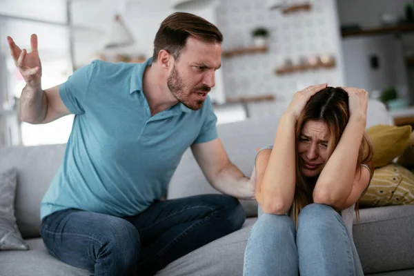 Violencia Familia Marido Golpeando Gritando Esposa —  Fotos de Stock