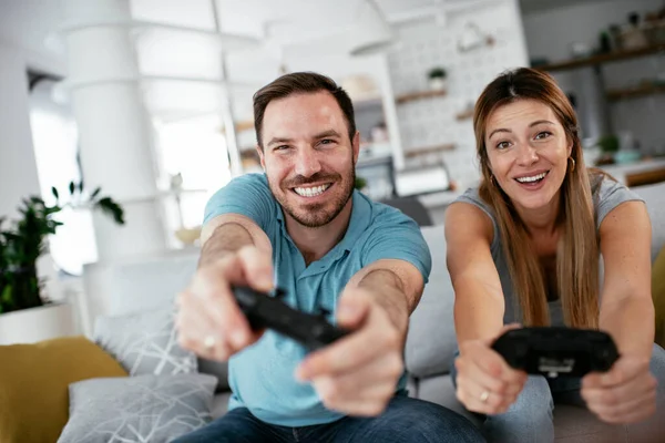 Esposo Esposa Jugando Videojuegos Con Joysticks Sala Estar Pareja Cariñosa — Foto de Stock