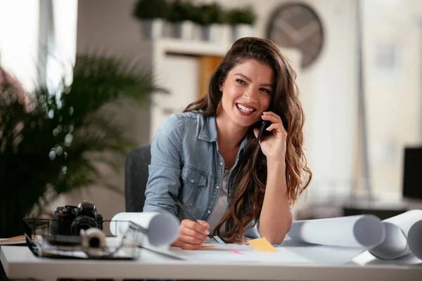 Feliz Bela Jovem Mulher Negócios Sentado Falando Telefone Escritório Mulher — Fotografia de Stock