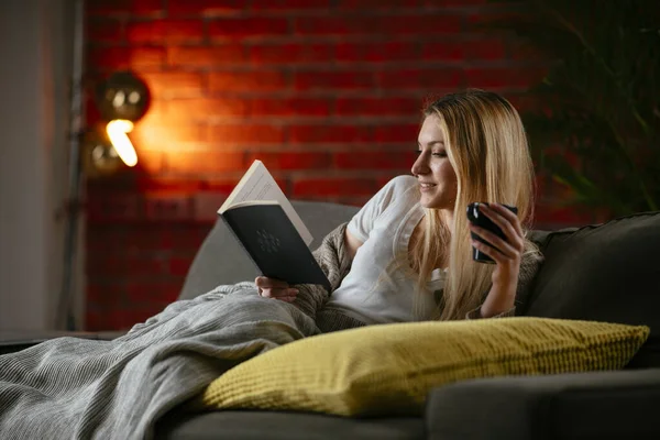 Menina Bonita Jovem Lendo Livro Sofá Casa Mulher Lendo Livro — Fotografia de Stock