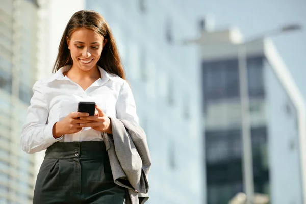 Mladá Krásná Podnikatelka Pomocí Telefonu Kávu Přestávka Při Chůzi Ulici — Stock fotografie