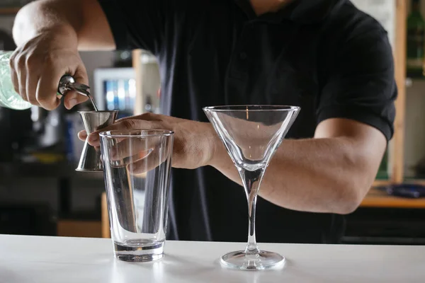 Ahli Bartender Membuat Koktail Klub Malam — Stok Foto