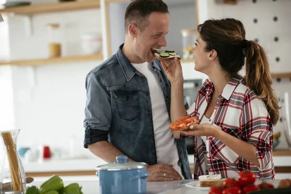Genç Çift Evde Kahvaltı Hazırlıyor Sevgi Dolu Çift Mutfakta Sandviç — Stok fotoğraf