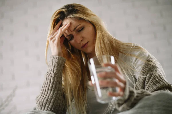 Enfermo Día Casa Hermosa Mujer Joven Atrapada Frío Enfermedad Gripe — Foto de Stock