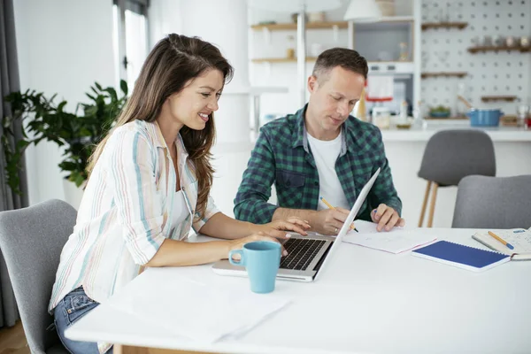 Feliz Joven Pareja Usando Ordenador Portátil Casa — Foto de Stock