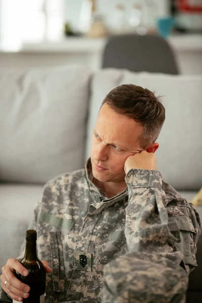 Soldado Deprimido Com Garrafa Sala Estar Dependência Alcoólica — Fotografia de Stock