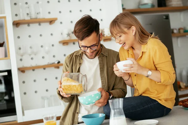 Pareja Joven Haciendo Desayuno Casa Pareja Cariñosa Comiendo Cereales Cocina —  Fotos de Stock