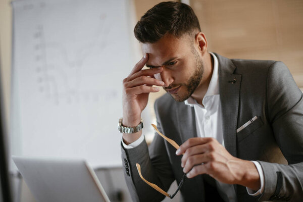 Бизнесмен, работающий в офисе. Менеджер готовится к презентации бизнеса.