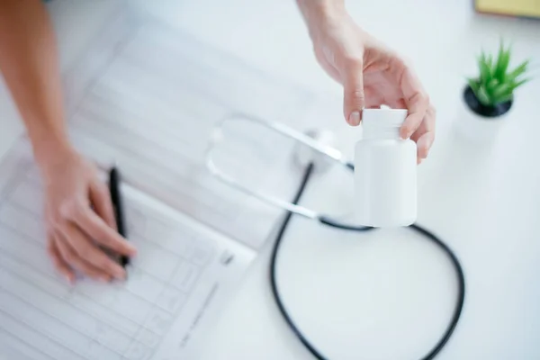 Dokter Wanita Muda Kantor Medis Dokter Wanita Memberikan Medis — Stok Foto