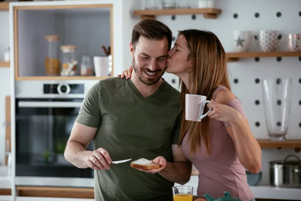 Genç Çift Evde Sandviç Yapıyor Sevgi Dolu Çift Mutfakta Eğleniyor — Stok fotoğraf